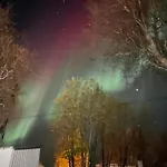 Sentral Og Romslig Naert Senja *