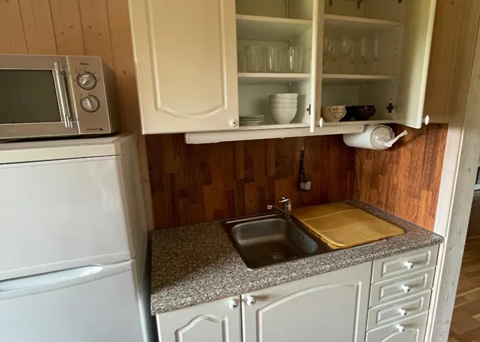 Sentral Og Romslig Naert Senja