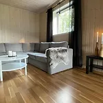 Sentral Og Romslig Naert Senja Apartamento